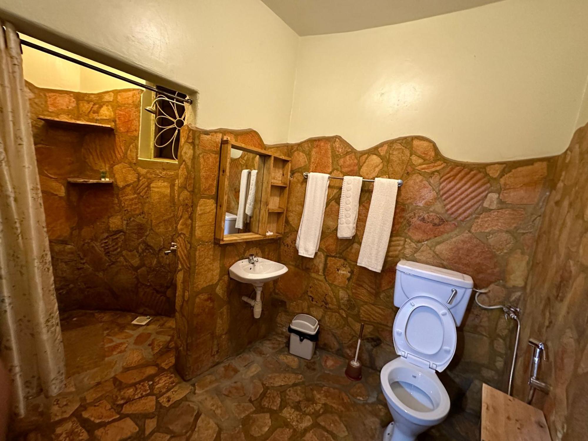 Afro Smile Hotel & Guest House Jinja Esterno foto
