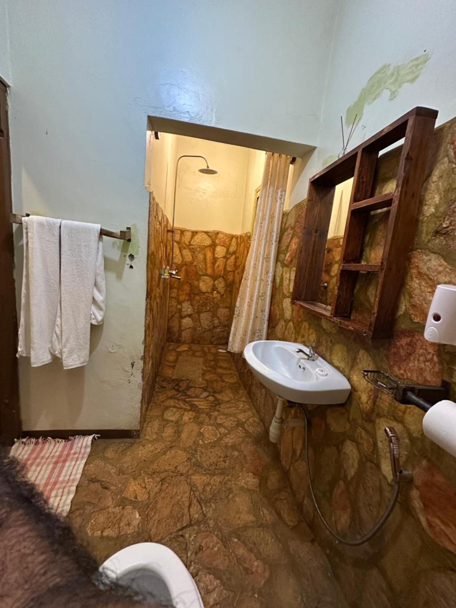 Afro Smile Hotel & Guest House Jinja Esterno foto